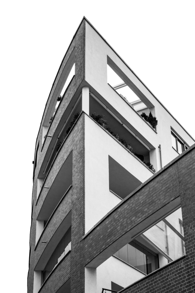 Ein freigestelltes Schwarz-weiß Bild eines modernen spitzen Hauses.